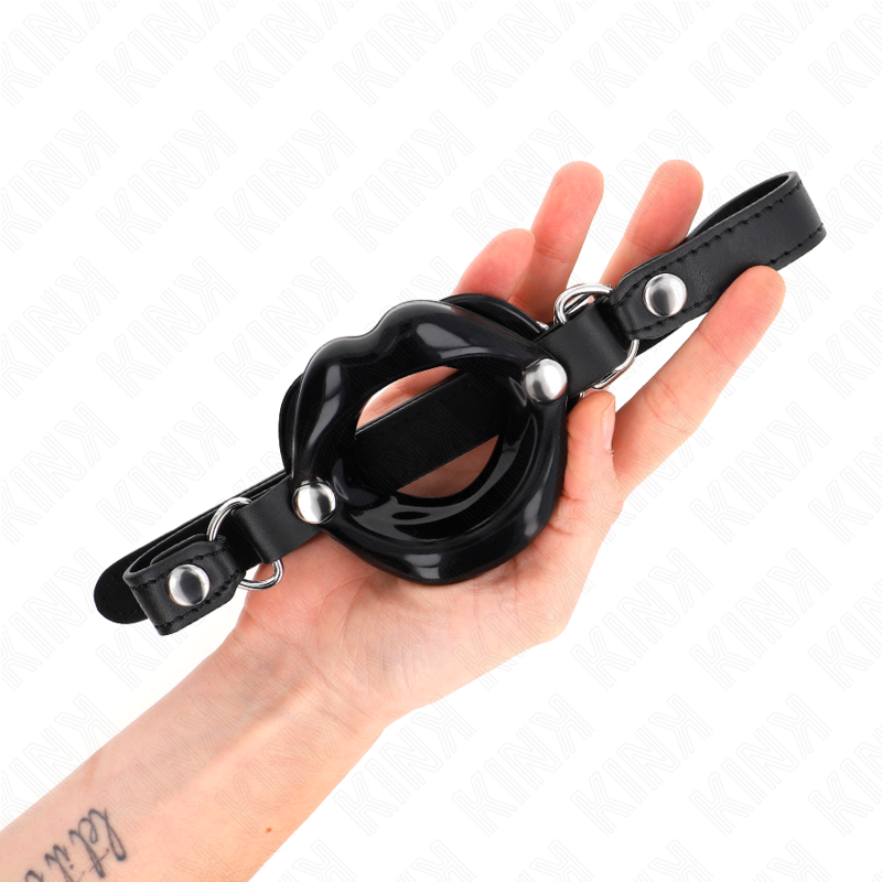 KINK - MORDAÇA LIP 8 CM COM ALÇA DE COURO PRETA 63 X 2 CM AJUSTÁVEL 39-58 CM